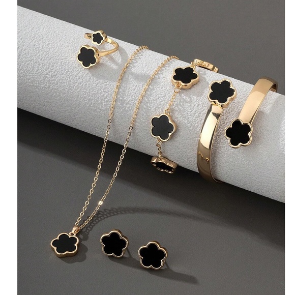 Luxe Gold Tone Flower Necklace Ring Jewelry Set - Picture 7 of 8